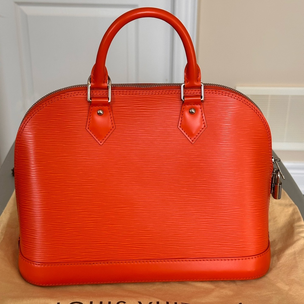 Louis Vuitton Alma handbag in Piment Epi leather PM with silver-tone hardware. - Picture 4 of 16